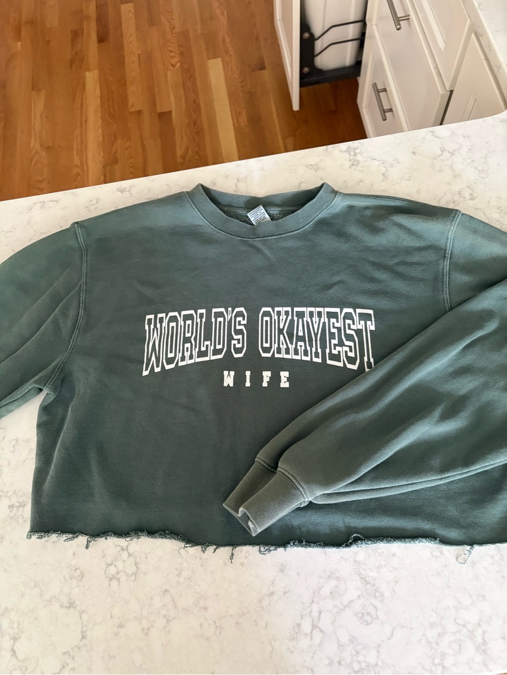 Cropped Green Crewneck Sweatshirt with 'WORLD'S OKAYEST WIFE' Graphic